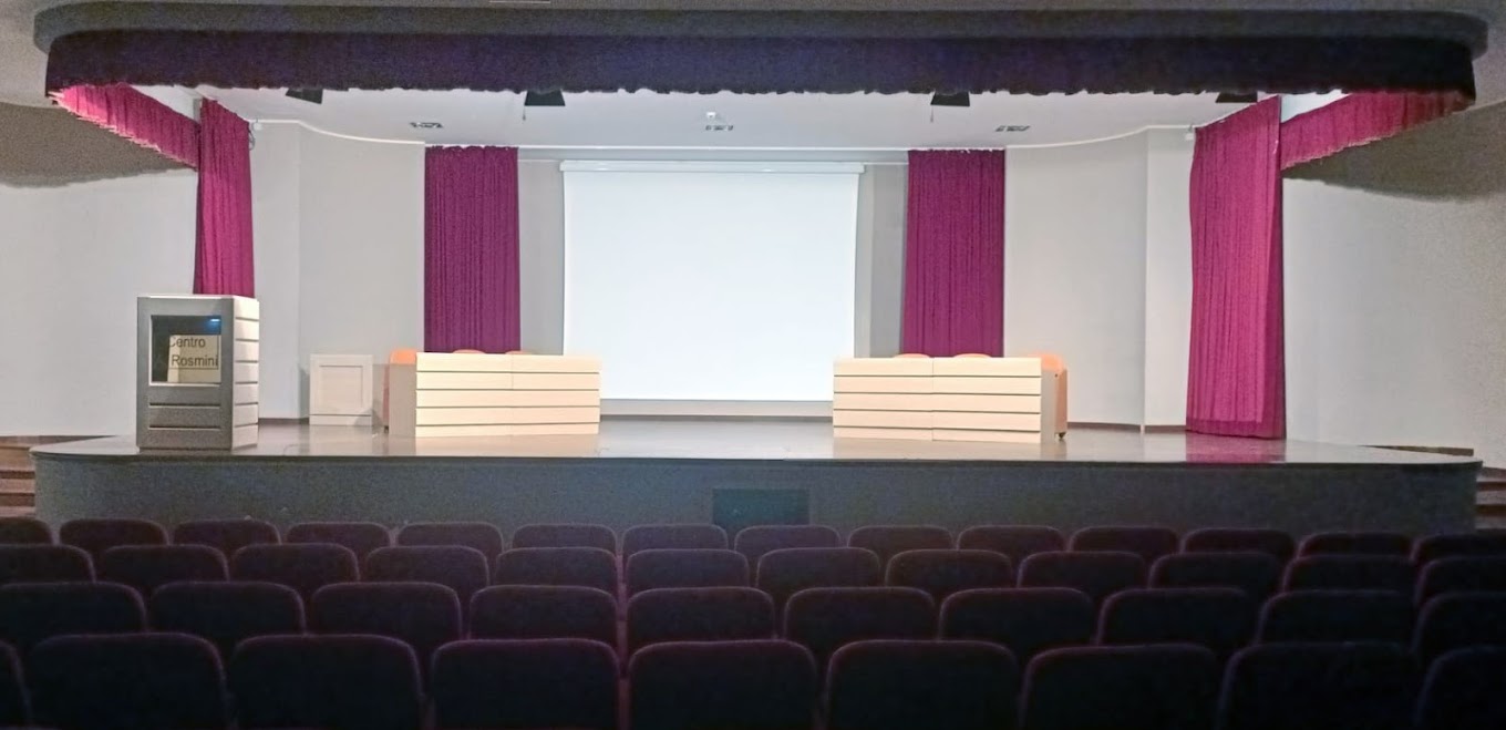 Auditorium del Centro Rosmini con palco, sedute e schermo
